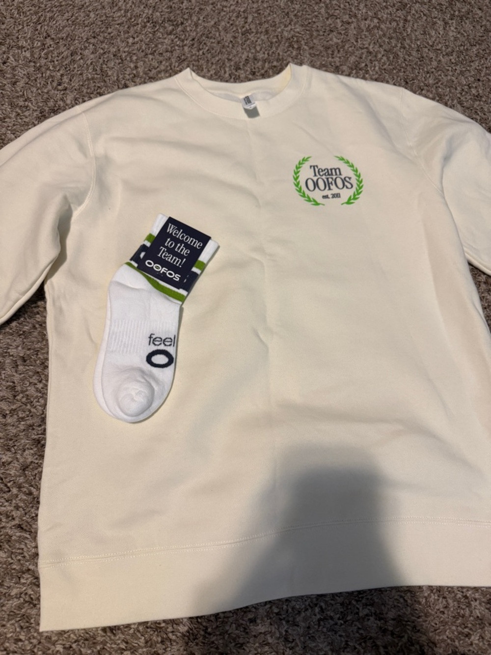 OOFOS Cream Sweatshirt + White Socks + tote bag